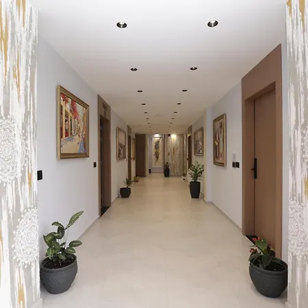 Residence Inn Hotel Отель Тирана